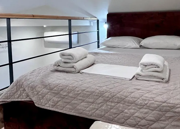 πέτρινο για ζευγάρι - Iii * Hriszí Aktí Haniá